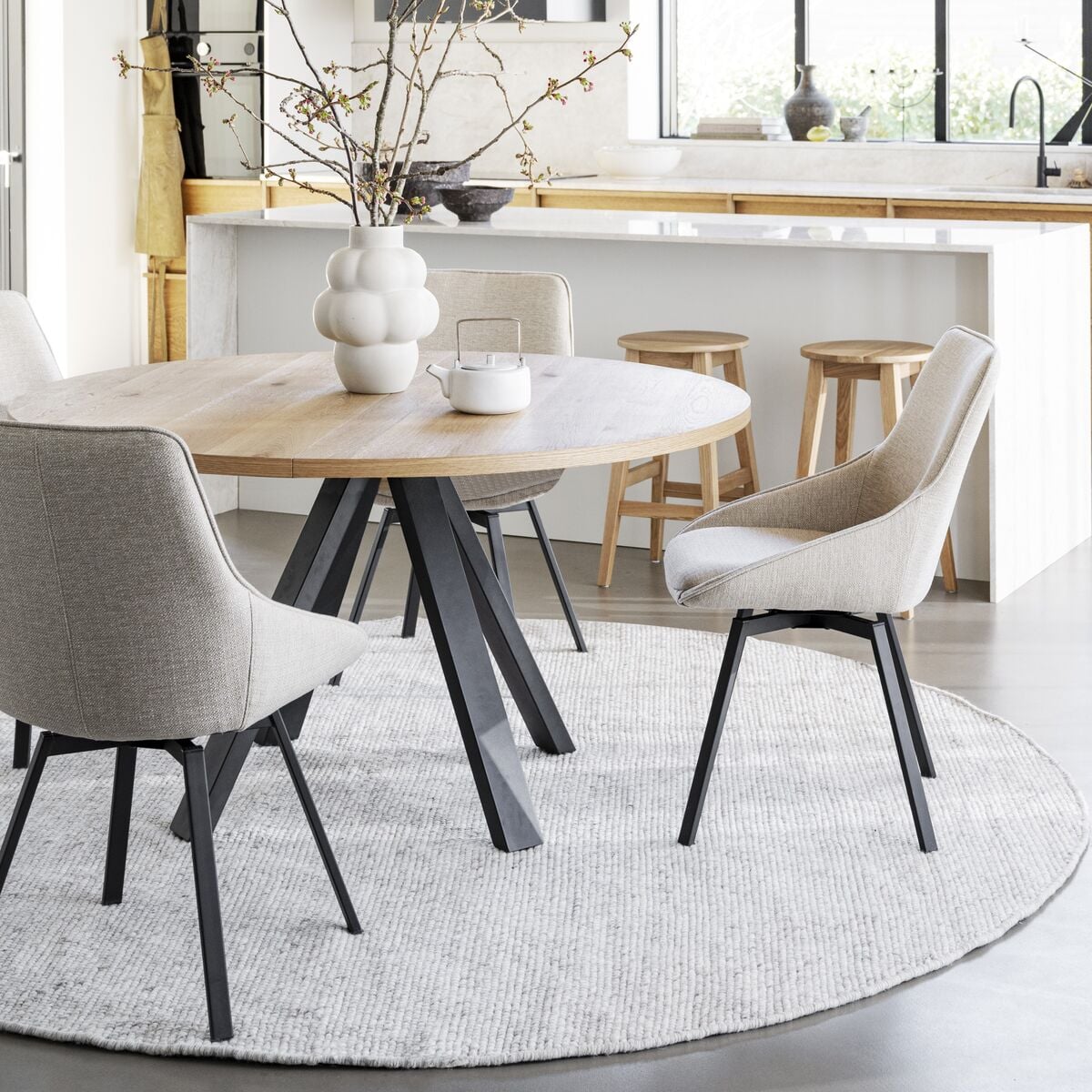 Rowico Home Maddock pyöreä ruokapöytä Ø 135 cm tammi/mustat metallijalat